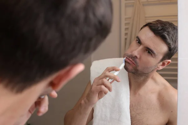 Porträtt Stilig Ung Man Borsta Tänderna Framför Spegeln Badrummet — Stockfoto