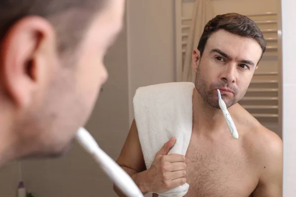 Retrato Belo Jovem Escovando Dentes Frente Espelho Banheiro — Fotografia de Stock
