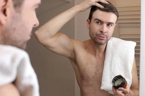 Porträt Eines Gutaussehenden Jungen Mannes Der Friseursalbe Vor Dem Spiegel — Stockfoto