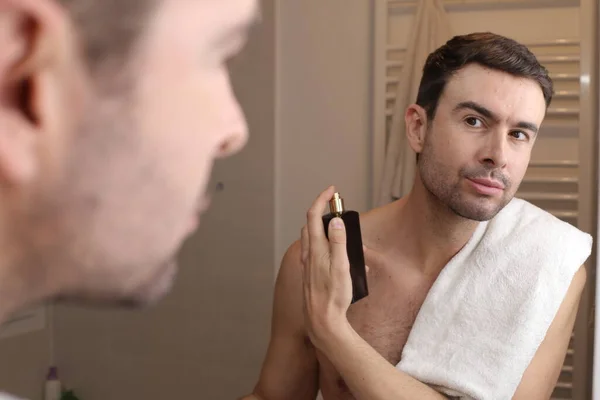 Porträtt Stilig Ung Man Tillämpa Parfym Framför Spegeln Badrummet — Stockfoto