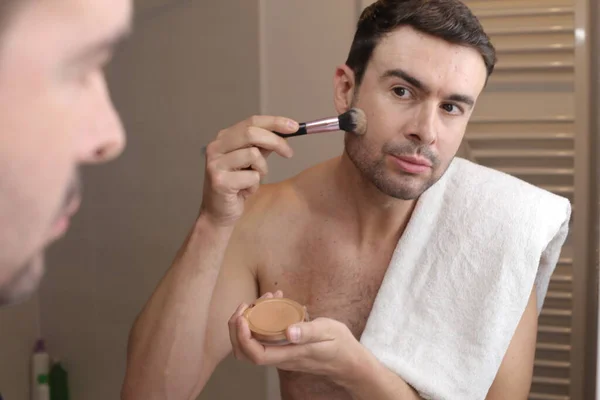 Porträtt Stilig Ung Man Gör Makeup Framför Spegeln Badrummet — Stockfoto