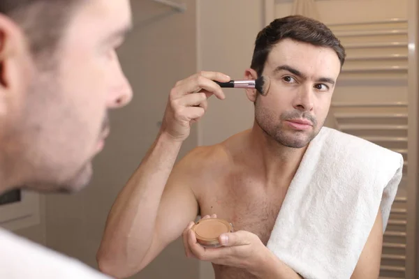 Portrait Beau Jeune Homme Faisant Maquillage Devant Miroir Dans Salle — Photo