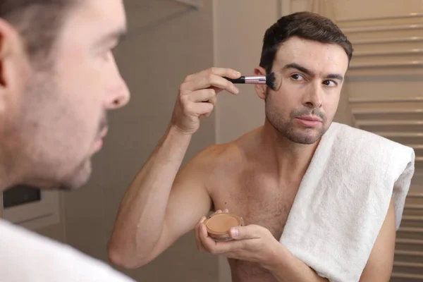 Porträtt Stilig Ung Man Gör Makeup Framför Spegeln Badrummet — Stockfoto