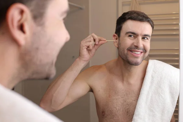 Porträt Eines Hübschen Jungen Mannes Der Badezimmer Mit Wattestäbchen Vor — Stockfoto