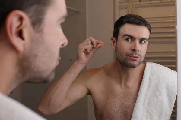 Banyoda Aynanın Önünde Pamuklu Çubuklarla Kulakları Temizleyen Yakışıklı Bir Gencin — Stok fotoğraf