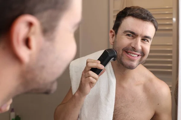 Banyoda Aynanın Önünde Sakalını Elektrikli Tıraş Makinesiyle Tıraş Eden Yakışıklı — Stok fotoğraf