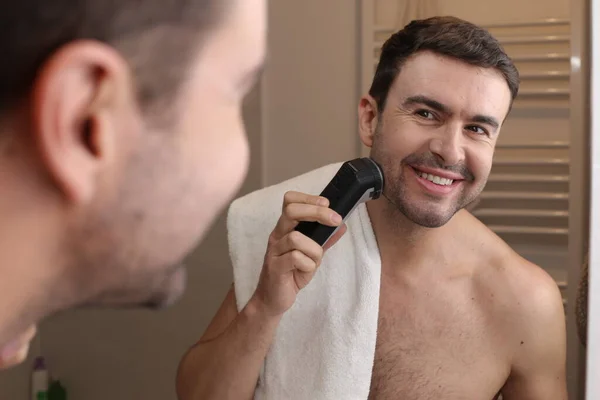 Banyoda Aynanın Önünde Sakalını Elektrikli Tıraş Makinesiyle Tıraş Eden Yakışıklı — Stok fotoğraf