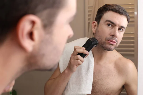 Retrato Belo Jovem Barbeando Barba Com Barbeador Elétrico Frente Espelho — Fotografia de Stock