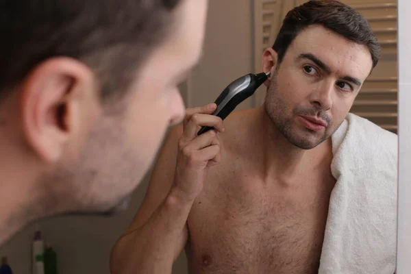 Potret Pemuda Tampan Memotong Rambut Telinga Depan Cermin Kamar Mandi — Stok Foto