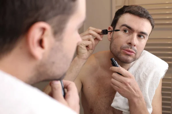Portrait Beau Jeune Homme Faisant Maquillage Avec Mascara Devant Miroir — Photo