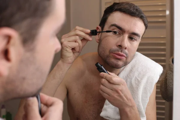 Porträtt Stilig Ung Man Gör Makeup Med Mascara Framför Spegeln — Stockfoto