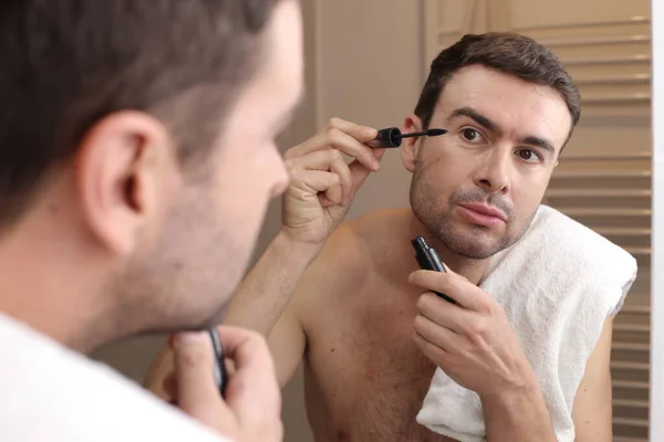 Retrato Belo Jovem Fazendo Maquiagem Com Rímel Frente Espelho Banheiro — Fotografia de Stock