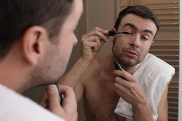 Retrato Belo Jovem Fazendo Maquiagem Com Rímel Frente Espelho Banheiro — Fotografia de Stock