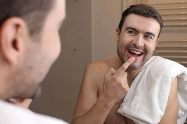 Porträt Eines Hübschen Jungen Mannes Vor Dem Spiegel Badezimmer — Stockfoto