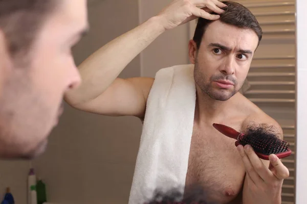Banyoda Aynanın Önünde Saçı Taranmış Yakışıklı Genç Bir Adamın Portresi — Stok fotoğraf