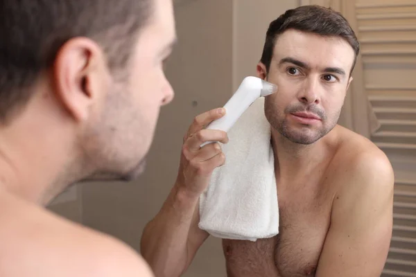 浴室の鏡の前で髭を剃っているハンサムな青年の肖像画 — ストック写真