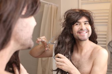 Banyoda aynanın önünde uzun saçlı yakışıklı bir gencin portresi.