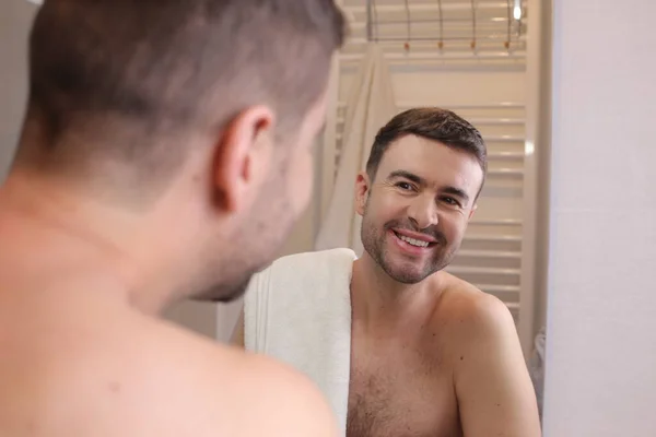 Porträtt Stilig Ung Man Framför Spegeln Badrummet — Stockfoto