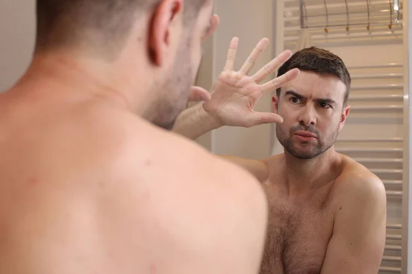 Banyoda Aynanın Önünde Kendi Yansımasını Örten Yakışıklı Genç Bir Adamın — Stok fotoğraf