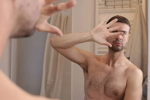 Banyoda Aynanın Önünde Kendi Yansımasını Örten Yakışıklı Genç Bir Adamın — Stok fotoğraf