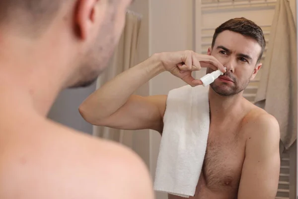 Porträt Eines Hübschen Jungen Mannes Der Badezimmer Nase Vor Spiegel — Stockfoto