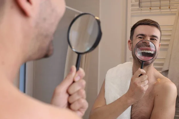 Banyoda Aynanın Önünde Büyüteçle Yakışıklı Bir Gencin Portresi — Stok fotoğraf