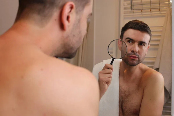 Porträtt Stilig Ung Man Med Förstoringsglas Framför Spegeln Badrummet — Stockfoto