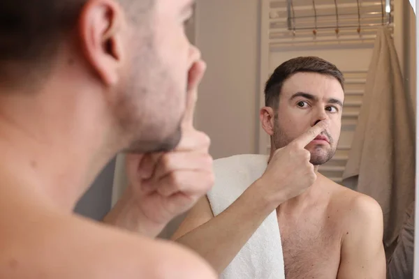 Potret Pemuda Tampan Menyentuh Hidung Depan Cermin Kamar Mandi — Stok Foto