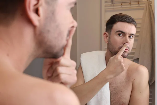 Portrét Pohledného Mladého Muže Dotýkajícího Nosu Před Zrcadlem Koupelně — Stock fotografie