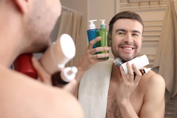 Porträtt Stilig Ung Man Med Flaska Hygienartiklar Framför Spegeln Badrummet — Stockfoto