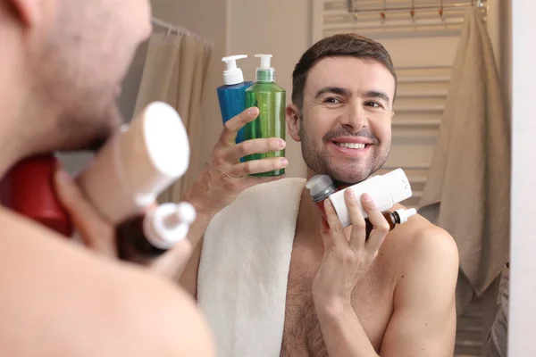 Porträtt Stilig Ung Man Med Flaska Hygienartiklar Framför Spegeln Badrummet — Stockfoto