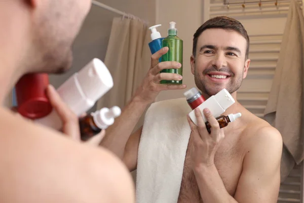 Porträt Eines Hübschen Jungen Mannes Mit Einer Flasche Hygieneartikeln Vor — Stockfoto