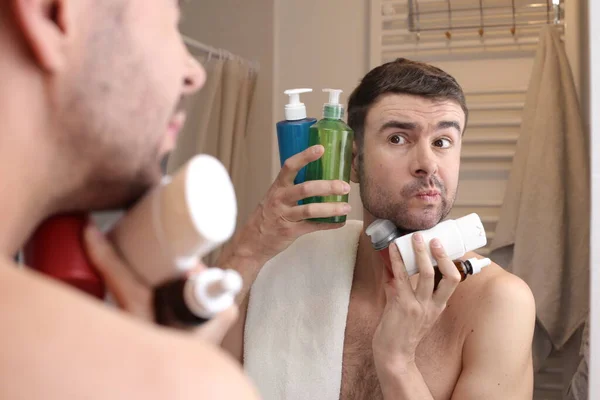 Potret Pria Muda Tampan Dengan Botol Pasokan Kebersihan Depan Cermin — Stok Foto