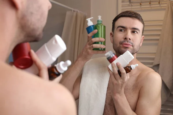 Potret Pria Muda Tampan Dengan Botol Pasokan Kebersihan Depan Cermin — Stok Foto
