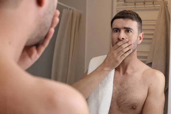 Porträt Eines Schockierten Gutaussehenden Jungen Mannes Vor Spiegel Badezimmer — Stockfoto