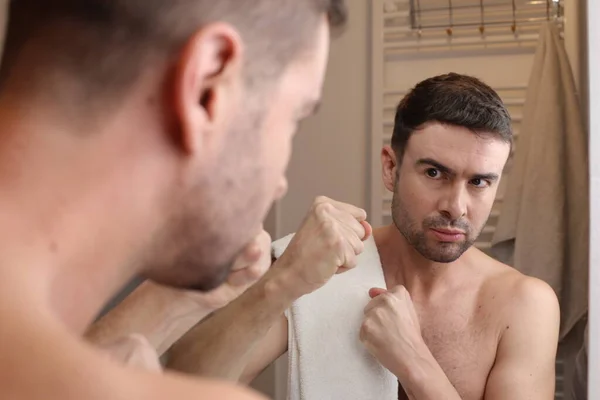 Banyoda Aynanın Önünde Duran Yakışıklı Agresif Genç Adamın Portresi — Stok fotoğraf