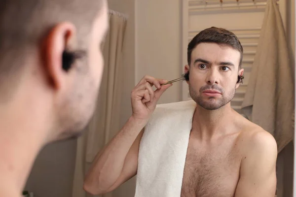 Portrait Beau Jeune Homme Avec Des Cheveux Oreille Devant Miroir — Photo