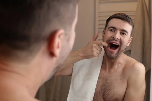 Portrét Pohledného Mladého Muže Jak Kontroluje Zuby Před Zrcadlem Koupelně — Stock fotografie