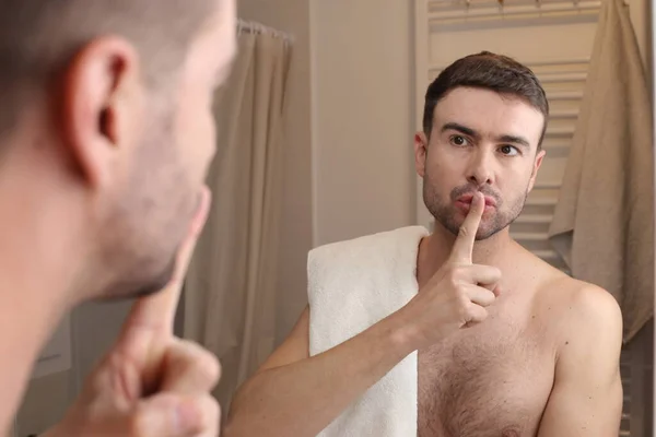 Yakışıklı Bir Gencin Portresi Banyoda Aynanın Önünde Sessizce Jest Yapıyor — Stok fotoğraf