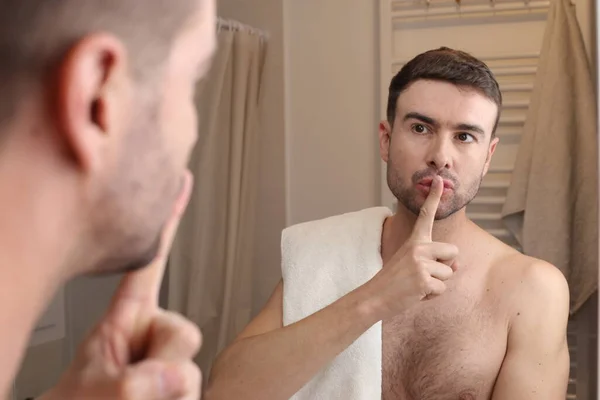 Retrato Joven Guapo Mostrando Gesto Silencio Delante Del Espejo Baño —  Fotos de Stock