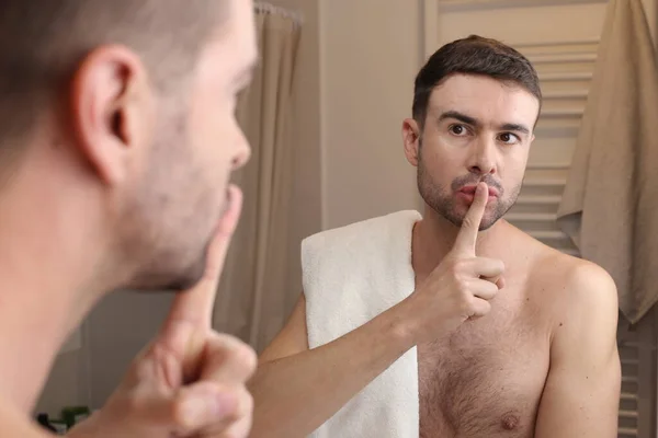 Portrét Pohledného Mladého Muže Ukazující Gesto Mlčení Před Zrcadlem Koupelně — Stock fotografie