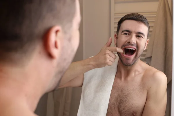 Porträtt Stilig Ung Man Som Kollar Tänderna Framför Spegeln Badrummet — Stockfoto