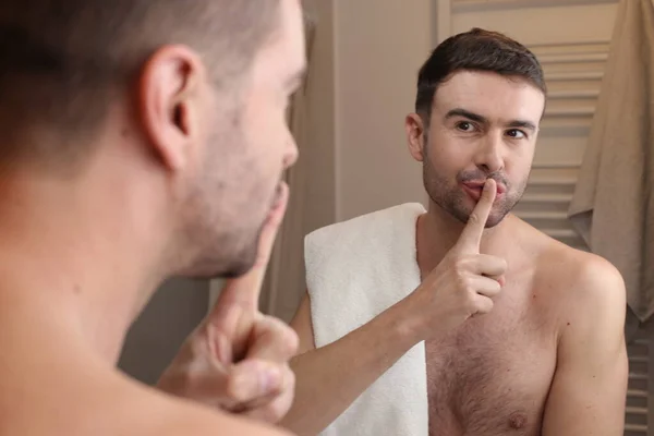 Porträtt Stilig Ung Man Visar Tystnad Gest Framför Spegeln Badrummet — Stockfoto