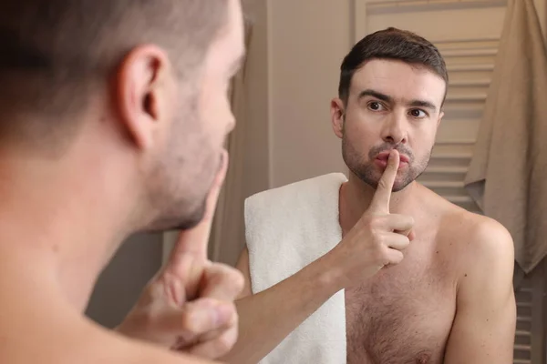 Porträtt Stilig Ung Man Visar Tystnad Gest Framför Spegeln Badrummet — Stockfoto