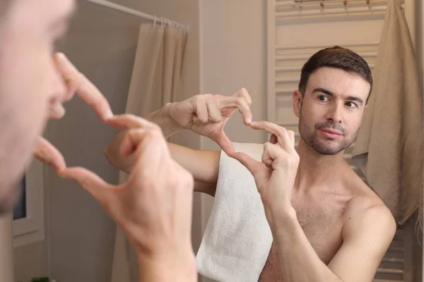 Yakışıklı Genç Adamın Portresi Banyoda Elleri Aynanın Önünde Kalp Şeklini — Stok fotoğraf