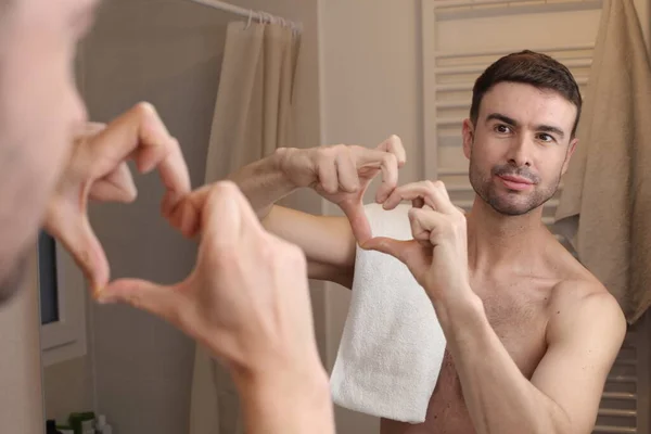 Yakışıklı Genç Adamın Portresi Banyoda Elleri Aynanın Önünde Kalp Şeklini — Stok fotoğraf