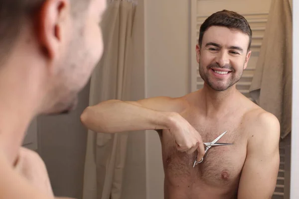 Banyoda Aynanın Önünde Göğüs Kıllarını Makasla Kesen Yakışıklı Genç Bir — Stok fotoğraf