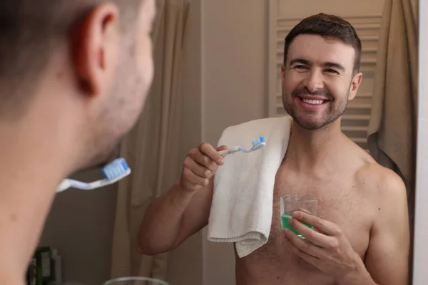 Porträtt Stilig Ung Man Med Tandborste Och Handduk Framför Spegeln — Stockfoto