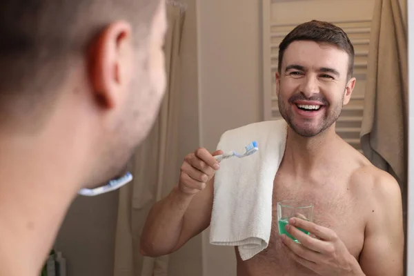 Porträt Eines Hübschen Jungen Mannes Mit Zahnbürste Und Handtuch Vor — Stockfoto