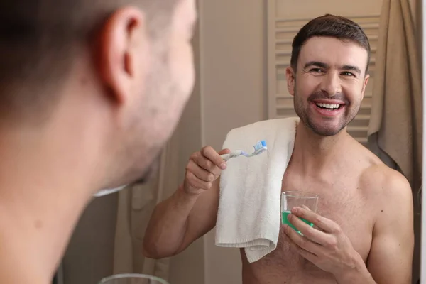 Banyoda Aynanın Önünde Diş Fırçası Havluyla Yakışıklı Genç Bir Adamın — Stok fotoğraf